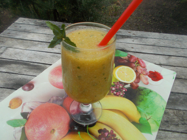 Summer Smoothie with Melon, Cucumber and Apricot