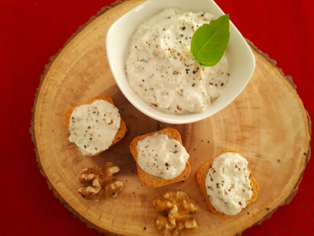 Cottage Cheese, Walnuts and White Cheese Dip