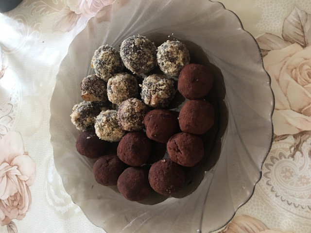 Homemade Candies with Dates and Cocoa