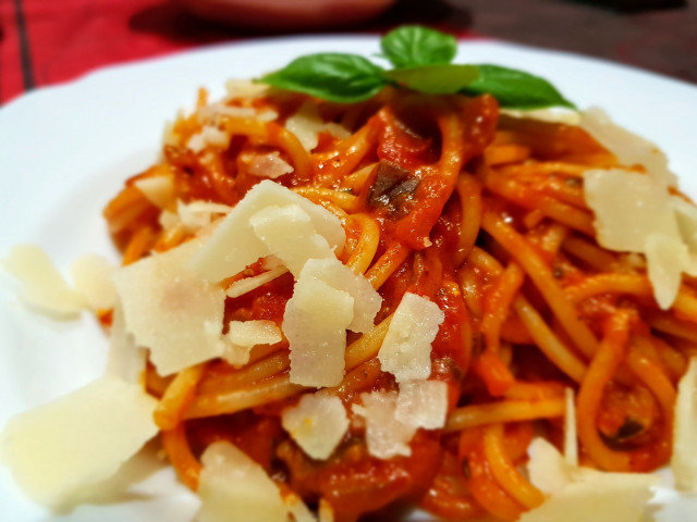 Mediterranean Spaghetti with Tomatoes