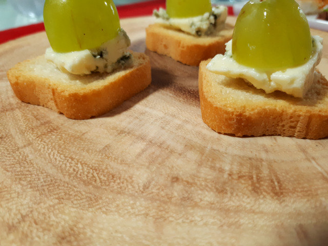 Grapes and Blue Cheese Bites