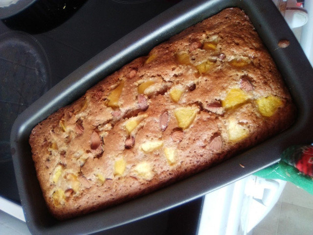 Sponge Cake with Almonds and Peaches