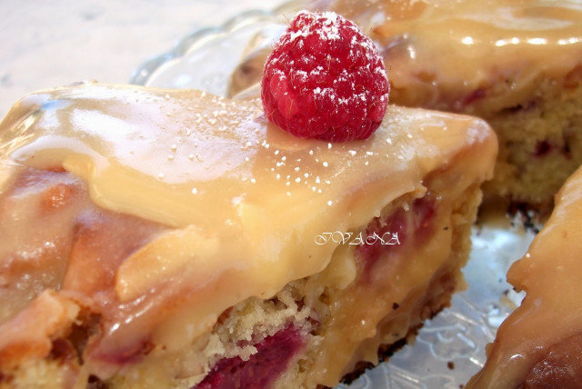 Raspberry Cake with Honey Glaze
