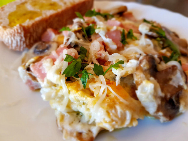 Scrambled Eggs with Ham and Mushrooms