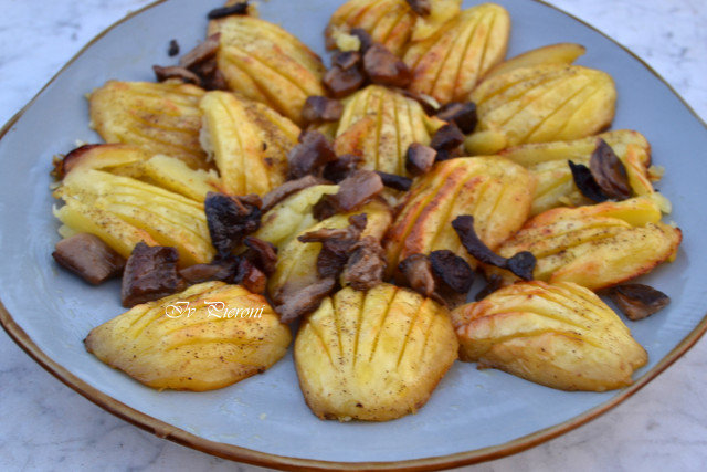 Oven-Baked Potatoes with Mushrooms