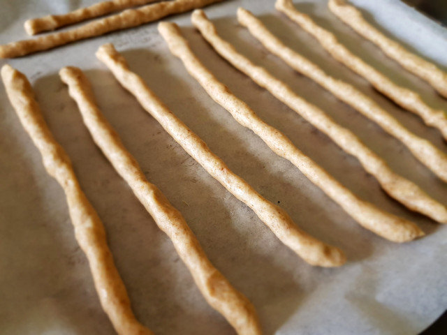 Whole Grain Cracker Sticks with Sesame Seeds