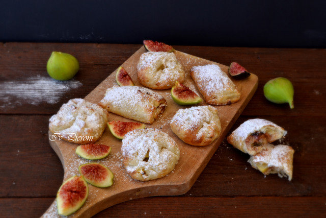 Mini Strudels with Fresh Figs, Almonds and Apples