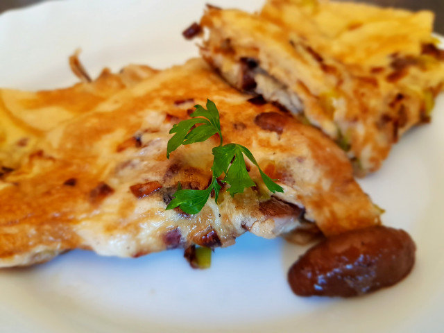Omelet with Mushrooms and Leeks