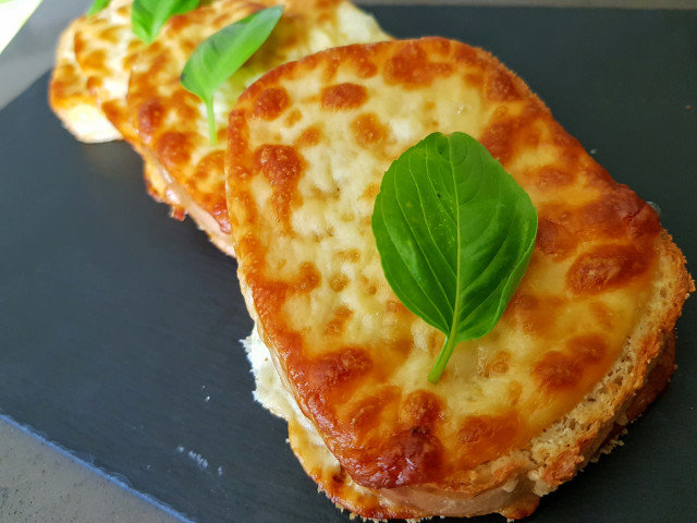 Garlic Bread Slices with Cheese