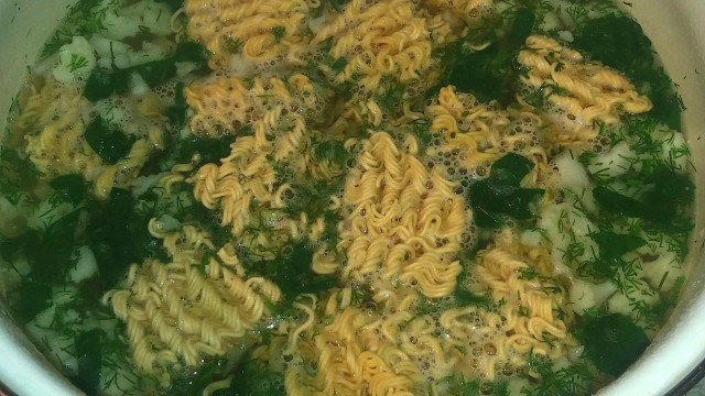 Quick Ramen with Cauliflower and Spinach