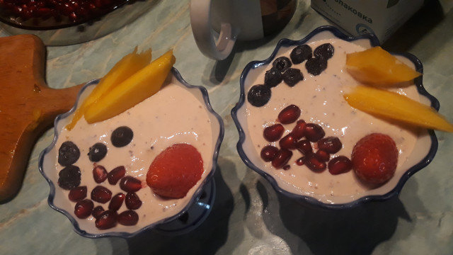 Strained Yoghurt with Fruits