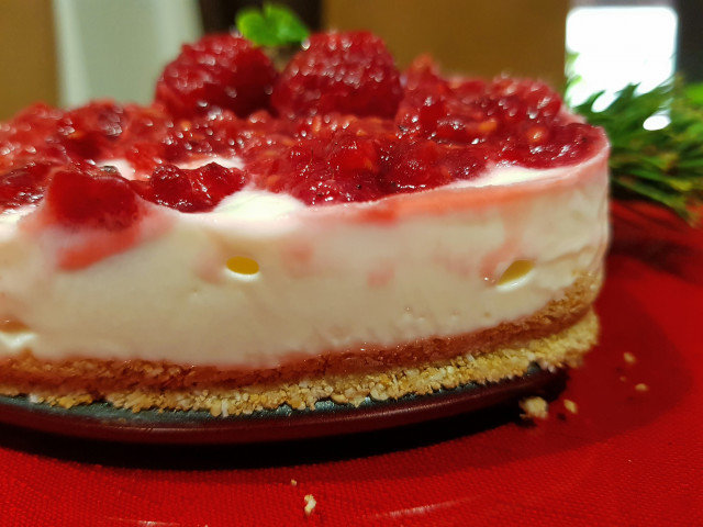 Dietary Raw Cheesecake with Raspberries