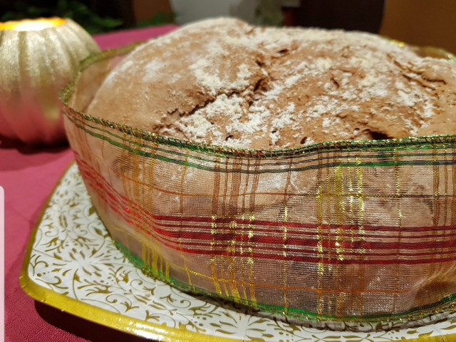 Christmas Bread with Red Wine