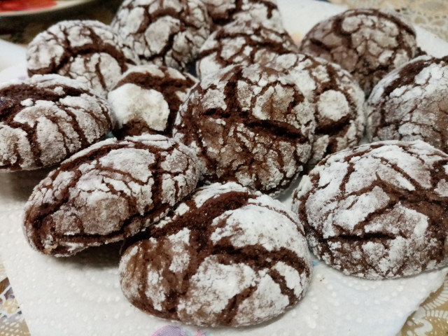 Easy Chocolate Crinkle Cookies