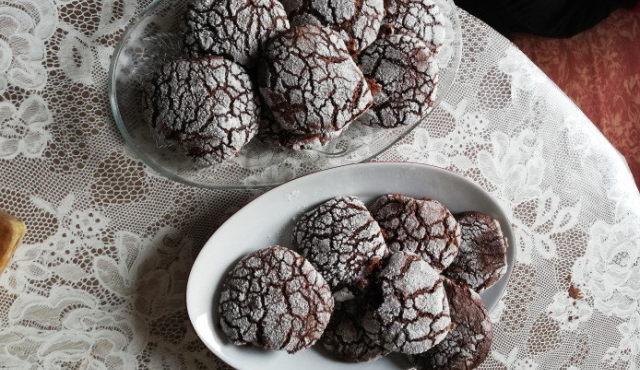 Easy Chocolate Crinkle Cookies