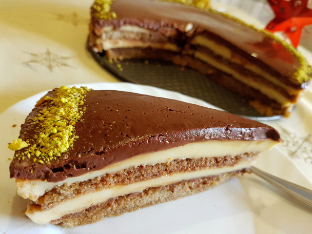 Vanilla Cream and Chocolate Ganache Cake