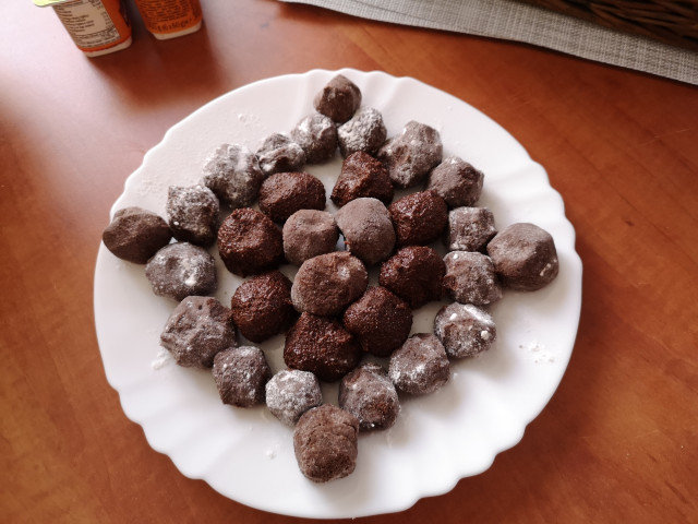 Cocoa Balls with Walnuts