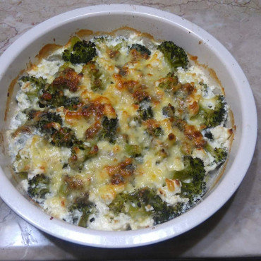 Tasty Broccoli with Cream and Cheeses