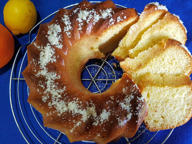 Wonderful Sponge Cake with Almonds and Liqueur