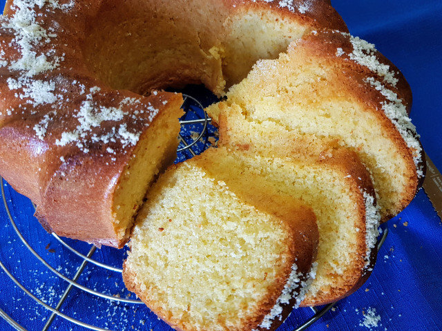 Wonderful Sponge Cake with Almonds and Liqueur