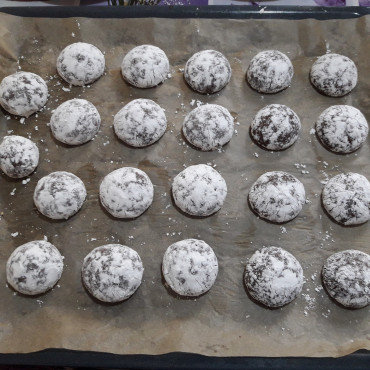 Easy Chocolate Crinkle Cookies