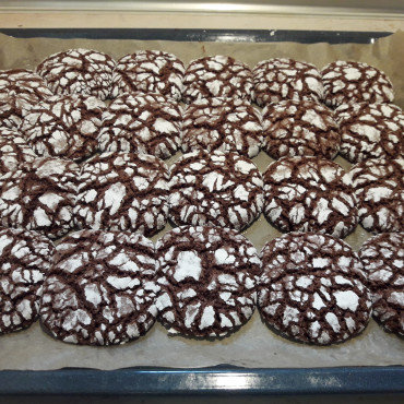 Easy Chocolate Crinkle Cookies