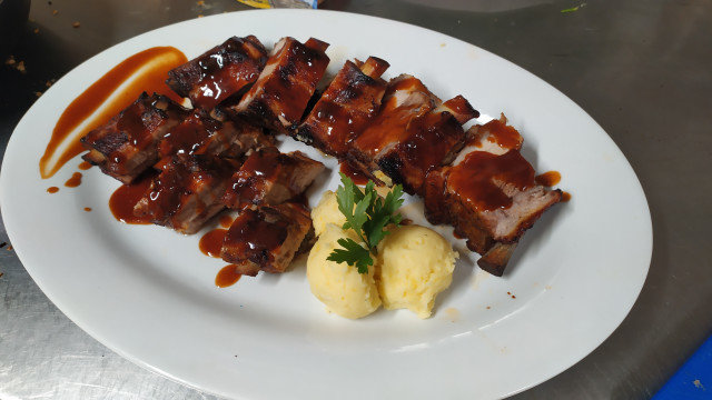 Pork Ribs with Barbecue Sauce and Mashed Potatoes