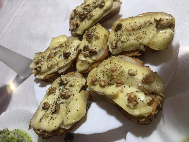 Bruschettas with Camembert and Pear
