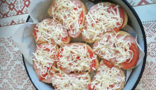 Warm Sandwiches with Salami, Cheese and Tomatoes