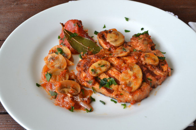 Pork Chops with Tomato Sauce and Mushrooms