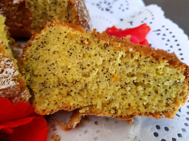 Lemon Sponge Cake with Poppy Seeds