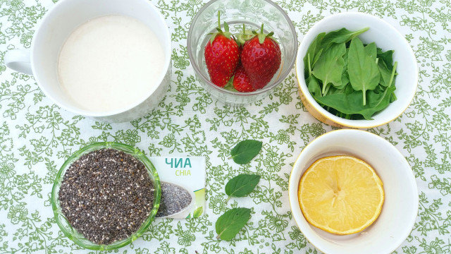 Fresh Pudding with Chia, Spinach and Strawberries