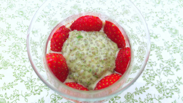 Fresh Pudding with Chia, Spinach and Strawberries