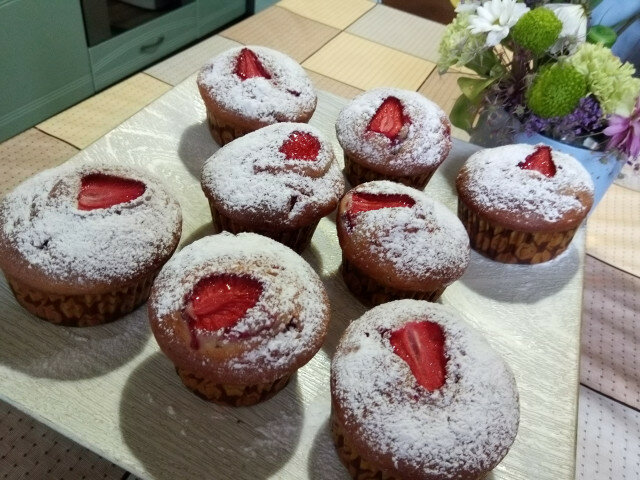 Easy Muffins with Chocolate and Strawberries