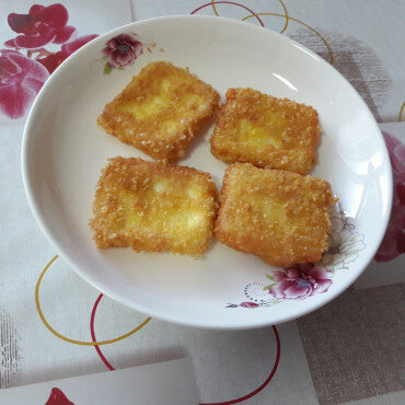 Breaded Cheese with Cornflakes