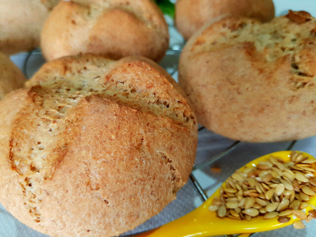 Dietary Bread Rolls with Flaxseed Flour