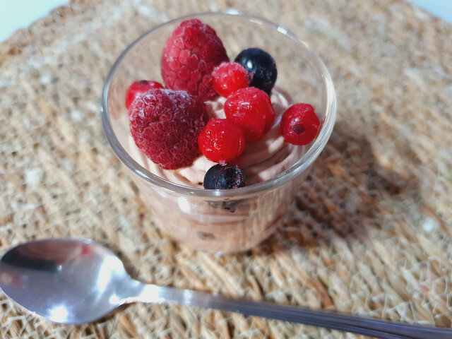 Delicate Cream with Mascarpone and Raspberries