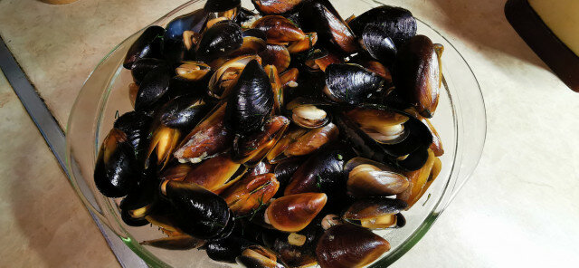 Stewed Mussels with Dill and Fresh Garlic