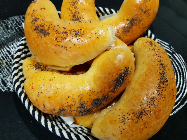 Crescent Rolls with a Sumptuous Filling and Poppy Seeds