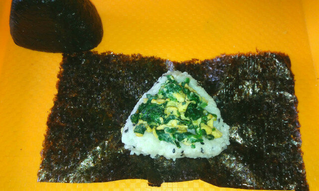 Triangular Kimbap with Spinach and Eggs