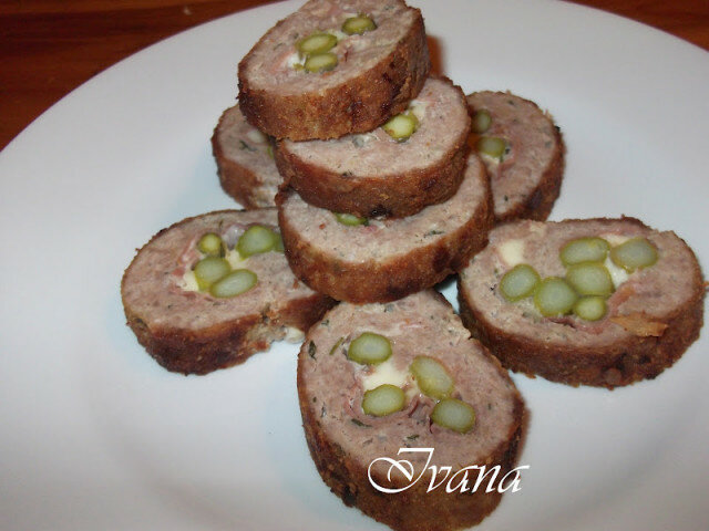 Minced Meat Roll with Asparagus and Emmental