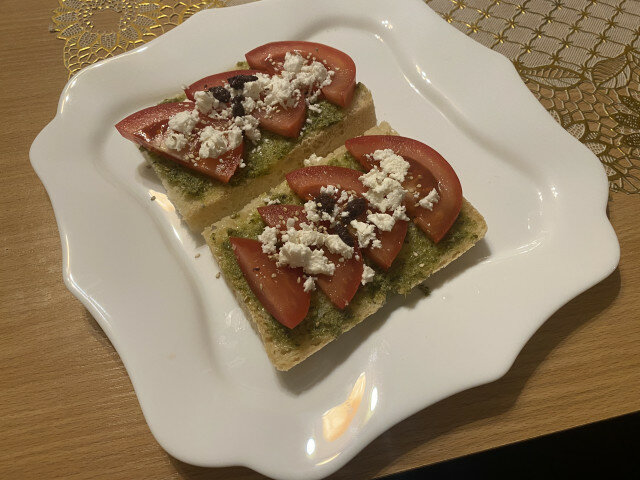 Bruschettas with Pesto, Tomatoes, Mozzarella and Basil