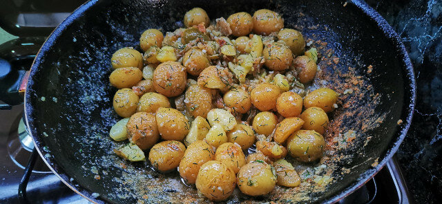 Sauteed Potatoes with Garlic and Dill