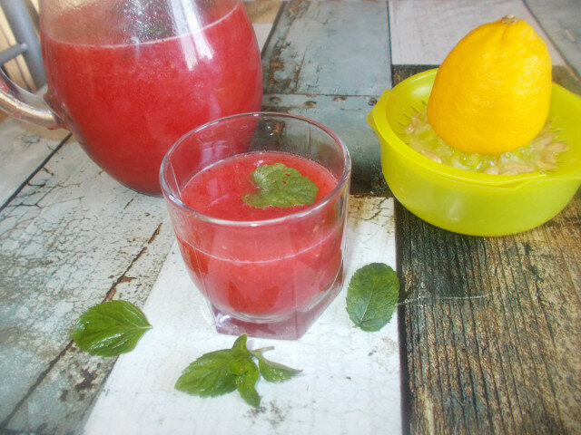 Homemade Strawberry Lemonade with Honey