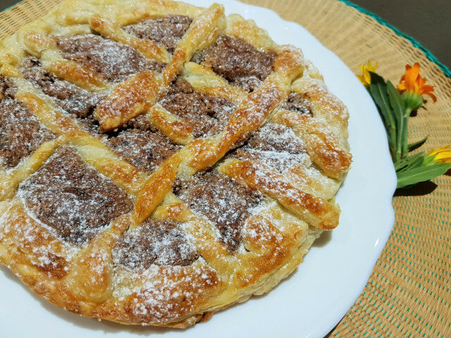 Puff Pastry Cake with Apples and Chocolate Filling