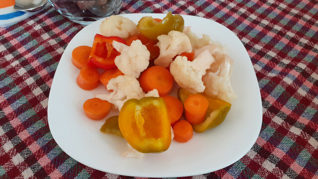 Cauliflower, Bell Pepper and Carrot Pickle with Boiled Marinade