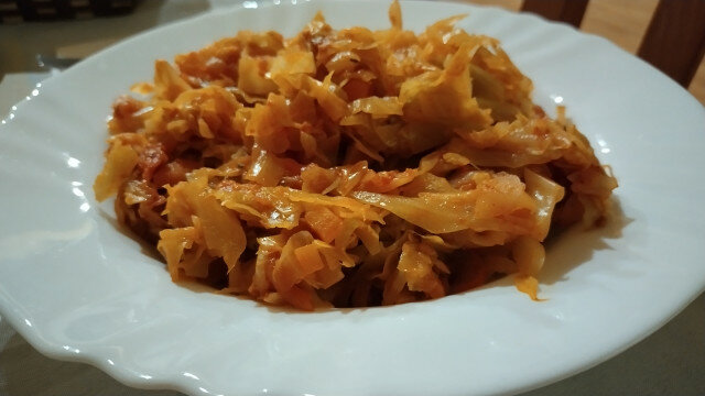Meatless Cabbage Dish with Tomatoes and Carrots