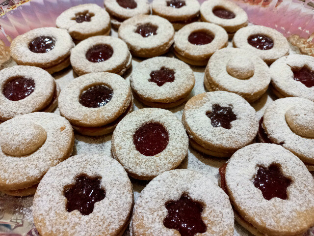 Spelt Linzers with Strawberries by an Old Czech Recipe