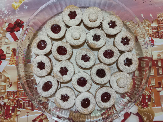 Spelt Linzers with Strawberries by an Old Czech Recipe