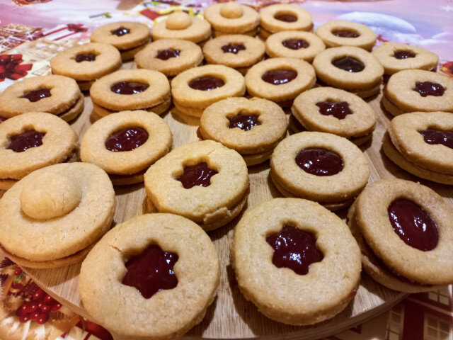 Spelt Linzers with Strawberries by an Old Czech Recipe